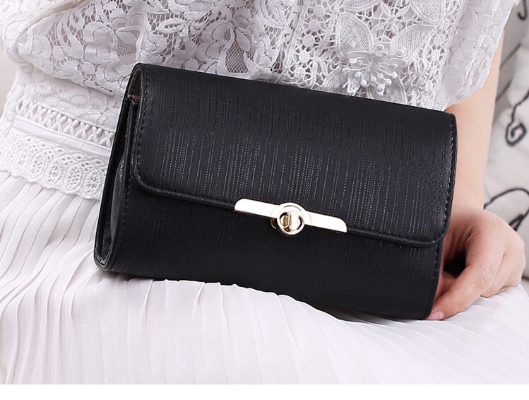 กระเป๋าสตางค์ กระเป๋าคลัชมือ กระเป๋าสะพายข้าง สีดำ เนื้อสวย เรียบหรู คุณหนูมากๆคะ size :ยาว19*สูง12*หนา 6cm