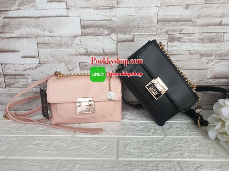Guess Mini Crossbody Bag กระเป๋าสะพายข้าง Crossbody หนังนิ่มเรียบอยู่ทรง มาพร้อมพวงกุญแจแบรนด์ฝังเพชรสวยหรู ดูแพง พวงกุญแจถอดออกได้ กระเป๋าขนาดกำลังพอดี น่ารัก น่าใช้ค่ะ เปิด-ปิดด้วยกระดุมแป็ก ด้านหน้าติดโลโก้แบรนด์อะไหล่ทอง ภายในโล่ง ซับในผ้าอย่างดี มีช่