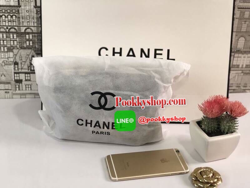 Chanel อเนกประสงค์ รุ่น Limited edition วัสดุหนังแกะเรียบขนาดเล็กกะทัดรัดน้ำหนักเบามีช่องใส่ของจุกจิกเปิดปิดด้วยฝาปิดกระดุม และซิป มีช่องใส่บัตร ช่องซิป ใส่กระเป๋าสตางค์ใบกลางได้ค่ะตัวจริงสวยมากๆถูกใจรีบจองนะคะใส่มือถือได้ทุกรุ่นสายสะพายยาวคู่สะพายได้สองแ