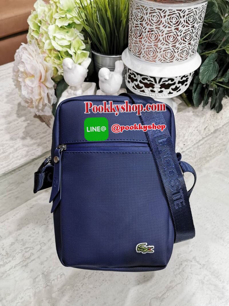 ห้ามพลาด‼️ NEW ARRIVAL! SAFFIANO SHOULDER BAG รุ่นใหม่ล่าสุดจาก Factory ดีไซน์ Unisex ใช้ได้ทั้งชายและหญิง วัสดุหนัง Saffiano เนื้อหนาอยู่ทรงสวยดูดี ด้านหน้ามีโลโก้แบรนด์ มี1ช่องใส่ของช่องหลักเปิดปิดด้วยซิปสะดวกใช้ ภายในมีช่องใส่ของและช่อง