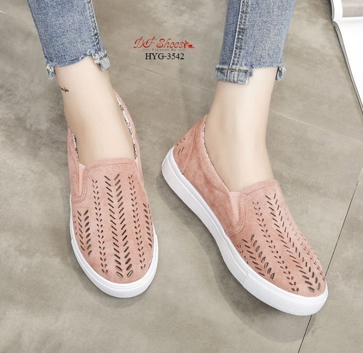 สินค้าพร้อมส่ง รองเท้าลำลองนำเข้า วัสดุผ้าสักหลาดฉลุ ระบายอากาศดี ด้านในซับในด้วยผ้า พื้น PU กระชับเท้าค่ะ