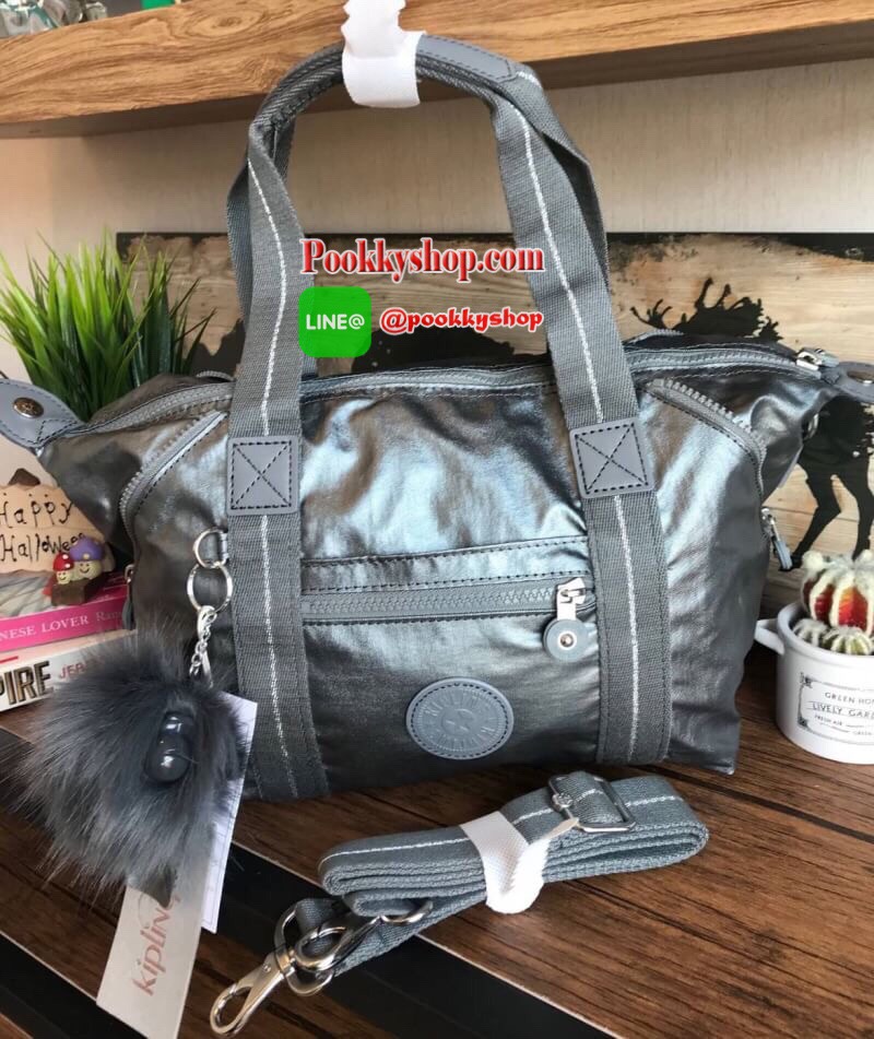 Kipling Art Mini Shoulder Bag จากMayday’s Collection กระเป๋าถือหรือสะพาย วัสดุPolyamide 100% ขนาดกลาง น้ำหนักเบา รุ่นนี้เก็บทรงได้ตามแบบฉบับของ Art mini ช่องซิปและช่องการใช้งานมีให้เป็นสัดส่วน มาพร้อมmonkey Pompom และสายสะพายถอดและปรับได้ฟรีไซส์ ใช้งานได้