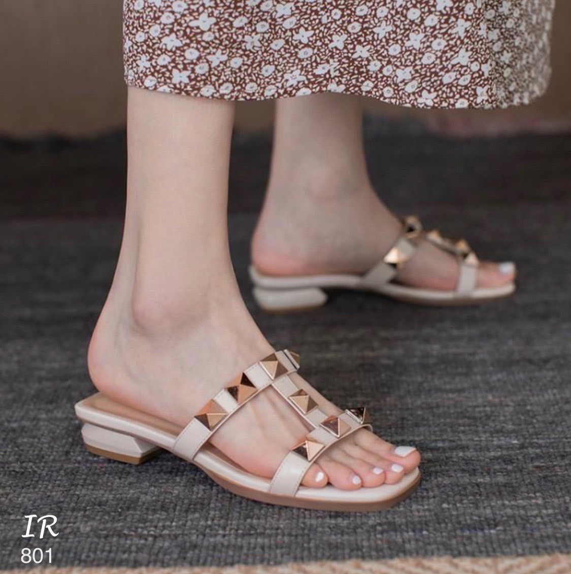 รีพีทแบบขายดีมากจริงๆ!!! พร้อมส่ง นำเข้า แตะ Valentino งานหมุด สวยมากกใส่สวยค้า งานหมุดทองตอกอย่างดี ส้น1 นิ้ว ใส่แล้วลุคดูแพงมากๆนะคะ