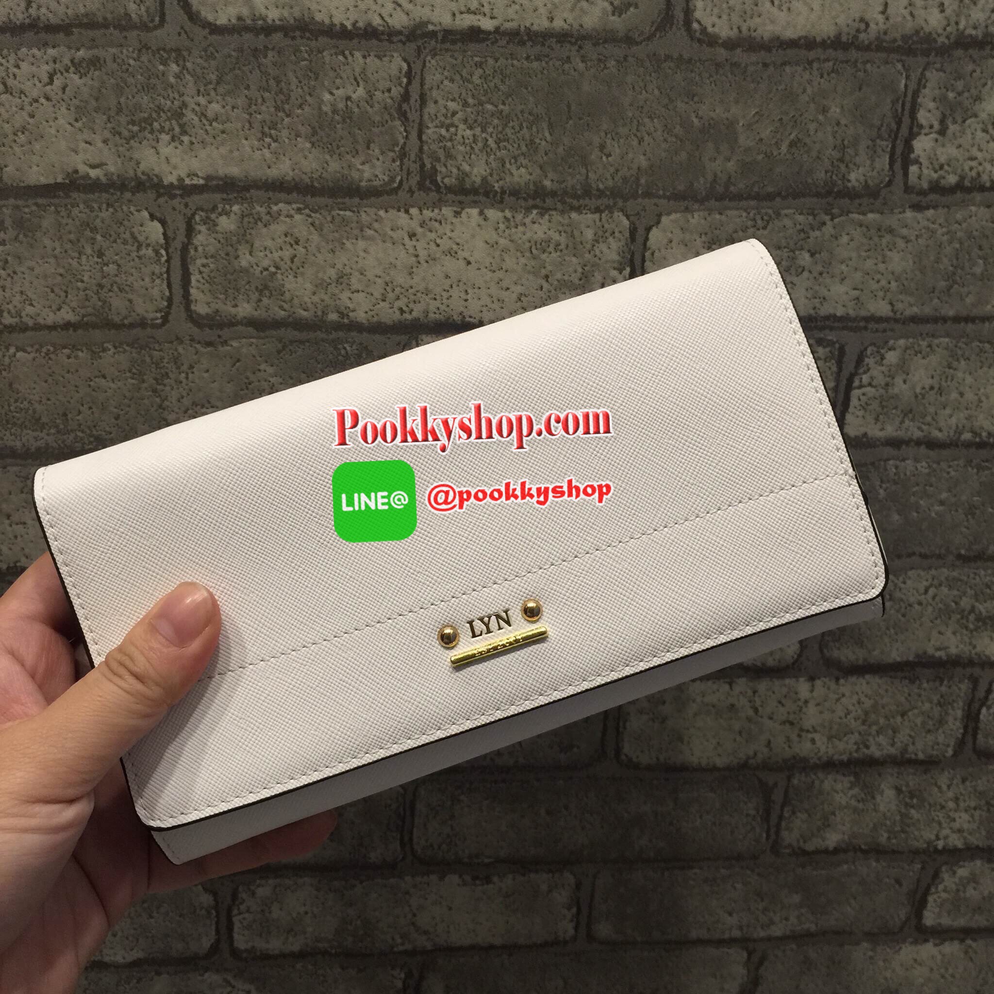 New Arrival!! LYN CLARLYNNA WALLET กระเป๋าเงินใบยาว ด้านหน้าแต่งโลโก้แบรนด์สีทองหรู เปิดปิดด้วยกระดุม ด้านในมีช่องใส่บัตร 10 ใบ พร้อมช่องซิปใส่เหรียญและช่องธนบัตร 2 ช่องใหญ่ เป็นกระเป๋าเงินที่สวยเรียบหรูมากๆค่า
