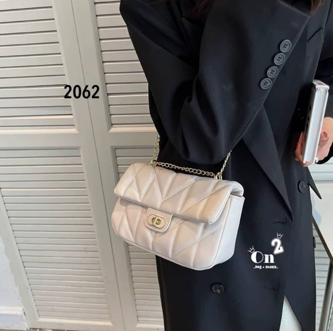 NEW-IN 🤎 หลงรักตั้งแต่แรกเห็นนน สั้นๆ “ของมันต้องมี” งานสไตล์แบรนด์ ขนาดกำลังดี ✔️ใส่คสอ. ✔️ใส่มือถือได้ครบค่า เอาจิงคือ ดีทุกสีสวยหรู ไม่สั่งยังไงไหววว