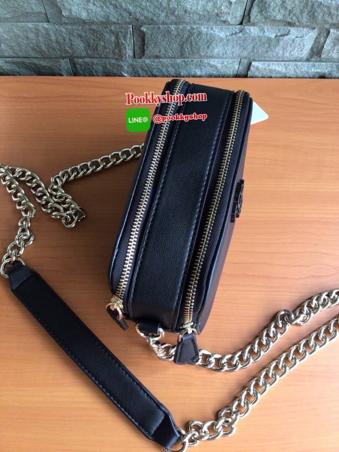 GUESS NOELLE CROSSBODY CAMERA BAG กระเป๋าสะพาย Crossbody รุ่นยอดนิยมหนังเรียบ และ หนังลาย Signature แบรนด์รอบใบ สวยอยู่ทรง ขนาดกำลังดี ด้านหน้ามีโลโก้แบรนด์ เปิดปิดด้วยซิปสะดวกใช้ แบ่งเป็น 2 ช่องซิป ภายในมีโลโก้ซับในลายแบรนด์ ภายในแยกเป็นสัดส่วนใช้งาน ใส่