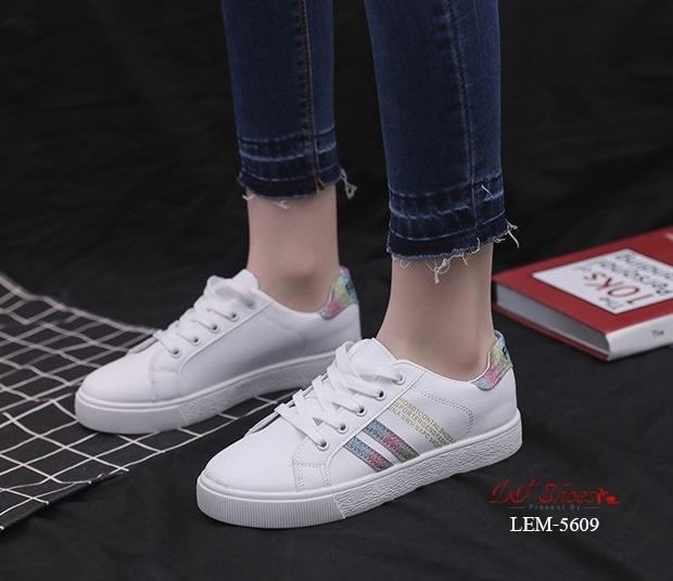 สินค้าพร้อมส่ง รองเท้าผ้าใบนำเข้า วัสดุผ้าหนัง PU ดีไซน์ด้านข้างตาดแถบเส้นกริตเตอร์ เล่นแสงเล็กน้อย แมทง่ายกับทุกชุดค่ะ