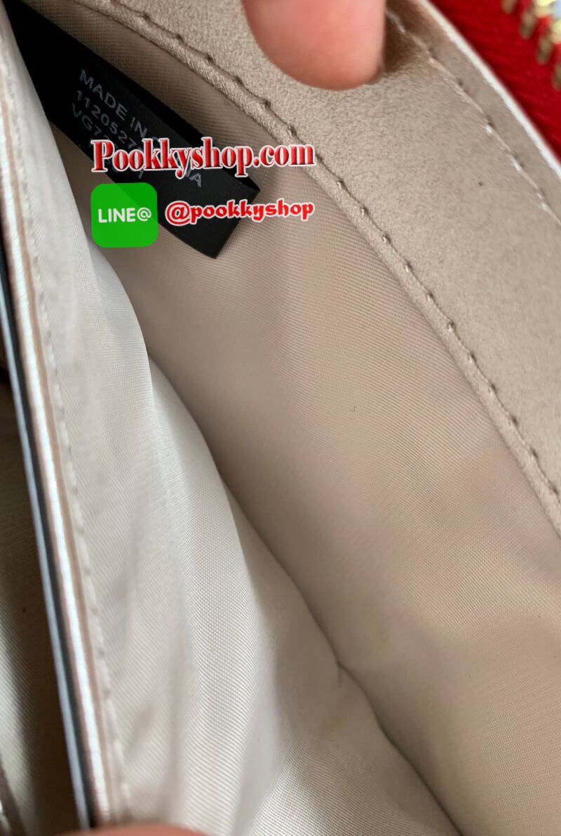 New!! GUESS LONGWALLET BAG กระเป๋าสตางค์ใบยาว หนังเรียบ นิ่มมากๆค่ะ ด้านหน้าออกแบบลายแบรนด์ตัว G ได้สวยทีเดียว พร้อมติดอะไหล่ทองเพิ่มเข้ามา เปิดปิดกระเป๋าแบบซิปรอบ ภายในช่องเยอะมากค่ะ สามารถใส่ iphone xs max ได้ แบ่งช่องใส่ธนบัตร ช่องเสียบบัตรเป็นสัดส่วน