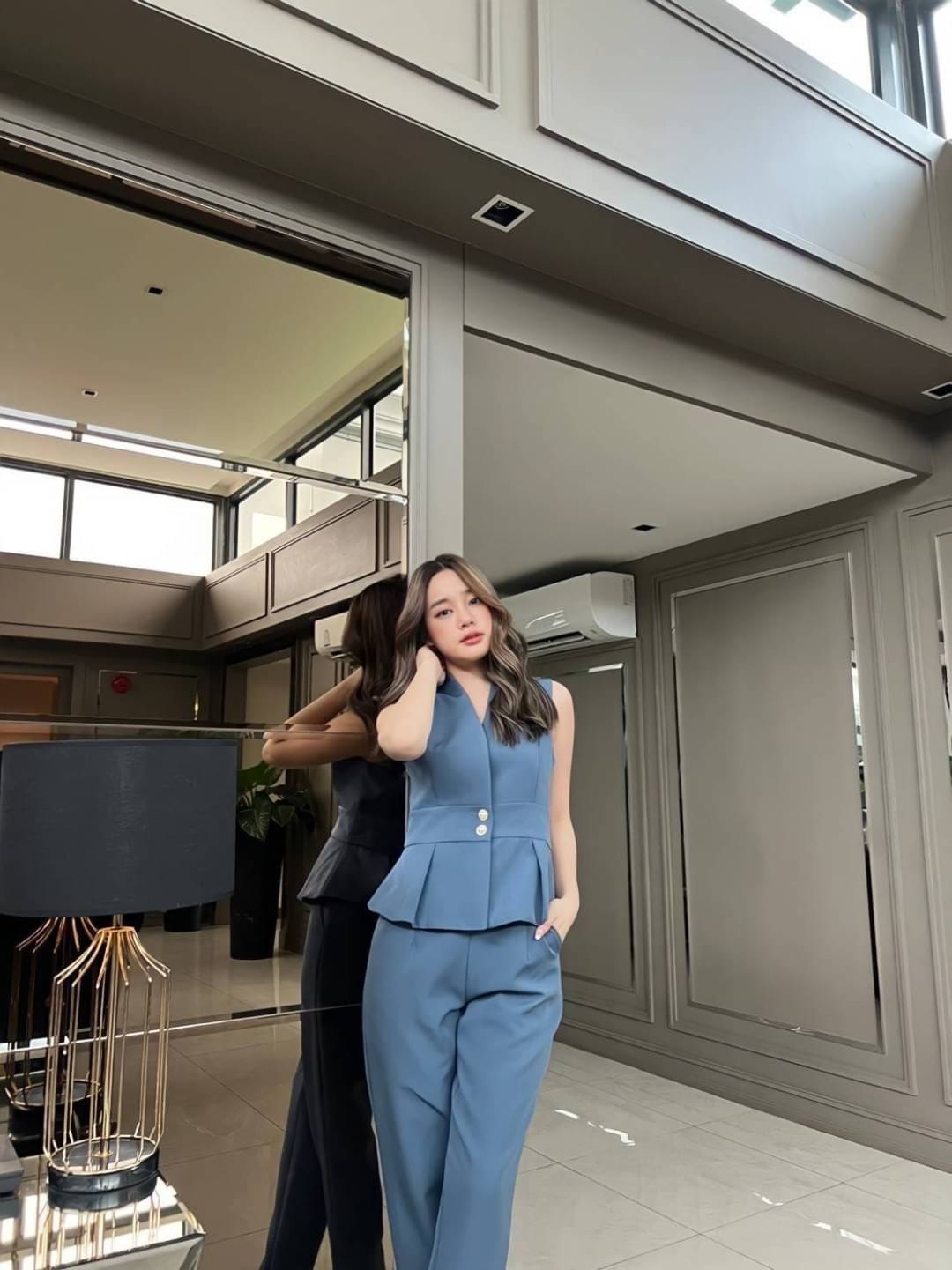 เสื้อทรงยาวงานกระดุมหน้าเก็บซับในทั้งตัวปลายเสื้อจับจีบ แพทเทิร์นสวยเข้ารูป ช่วงอกมีกระดุมกด แมทช์คู่กับกางเกงขายาวกึ่งเดฟ ทรงสวยไม่รัดขาเกินไป เนื้อผ้าพื้นเกรดพรีเมียมทั้งชุด ลุคนี้เสริมบุคลิกผู้สวมใส่ให้สวยเป๊ะ แบบเซเลปแน่นอนค่า