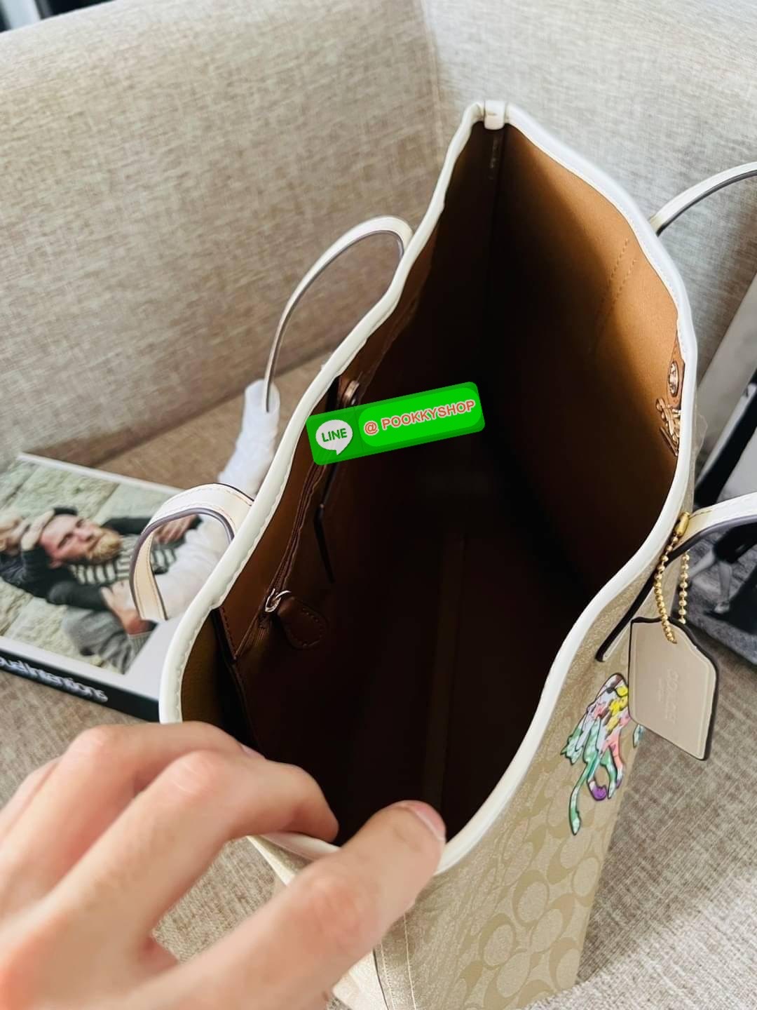 NEW 🌟🌟 CITY TOTE IN SIGNATURE CANVAS WITH HORSE AND CARRIAGE PATCHWORK GRAPHIC Coach CA607 City Tote ในแคนวาสซิกเนเจอร์ สี Gold/Light Khaki Multi ผ้าใบเคลือบซิกเนเจอร์และหนังเรียบ ด้านในกระเป๋าซิป ปิดสแน็ป หูจับ 10" ดรอป