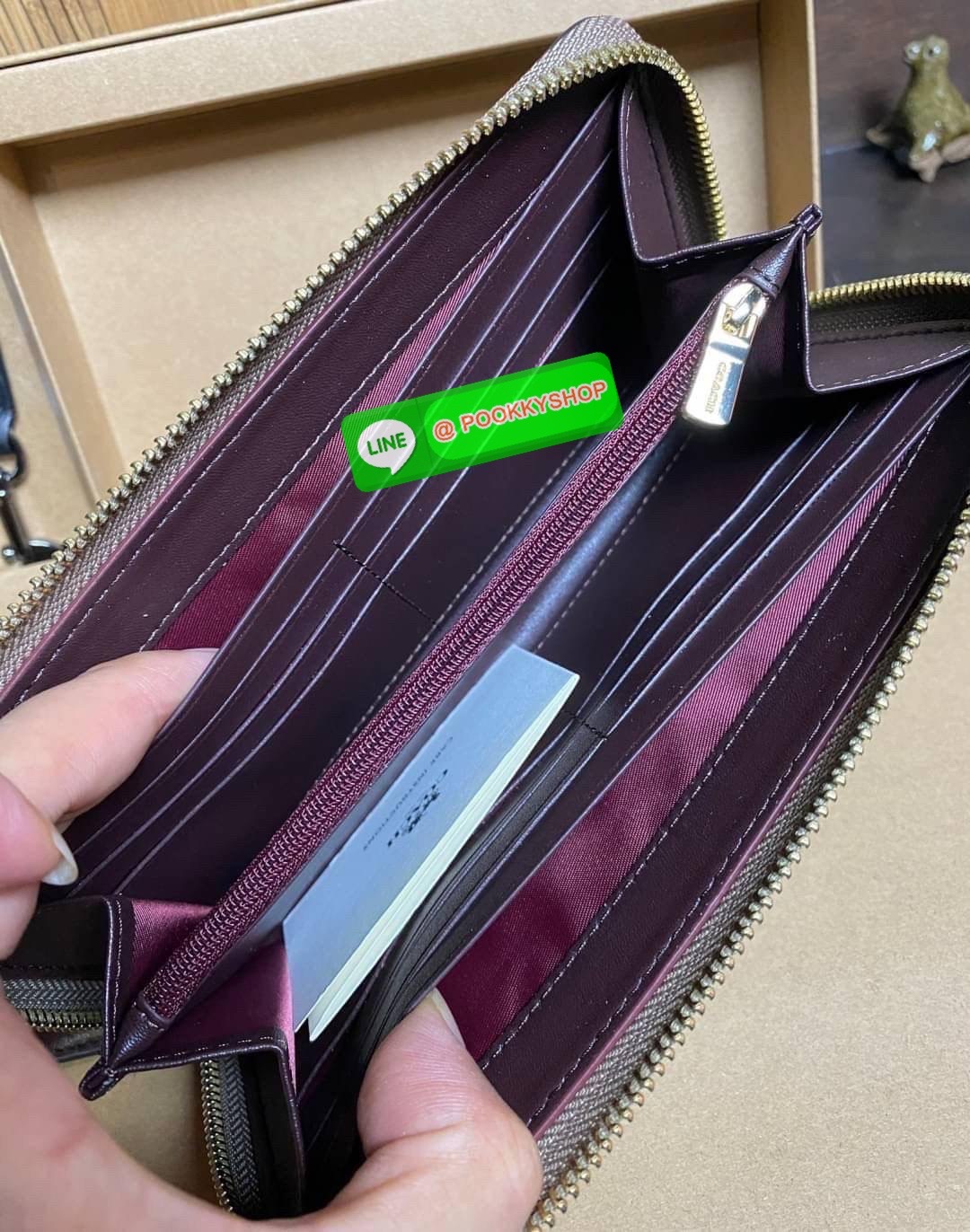 COACH ACCORDION ZIP WALLET IN SIGNATURE CANVAS กระเป๋าสตางค์ใบยาว ซิปรอบ ใช้งานง่าย ด้วยฟังค์ชั้น ด้านใน ใส่บัตรได้จุใจ มีช่องซิปใส่เหรียญตรงกลาง โดนใจหลายๆคนไปเรียบร้อยและคลาสสิค เรียบหรูดูแพงตลอดกาล ยกให้รุ่นนี้เลย