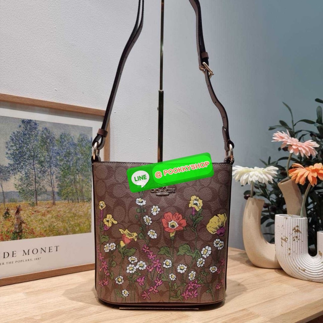 COACH CR155 SOPHIE BUCKET BAG IN SIGNATURE CANVAS WITH FLORAL PRINT 🔆 Details ใช้ชีวิตให้ง่าย แล้วสะพายกระเป๋าให้สวยสะบัด! ไปกับกระเป๋าใหม่ล่าสุด รูปทรงบัคเก็ต ที่มีดีไซน์ลวดลายดอกไม้น่ารักน่าใช้มากๆ