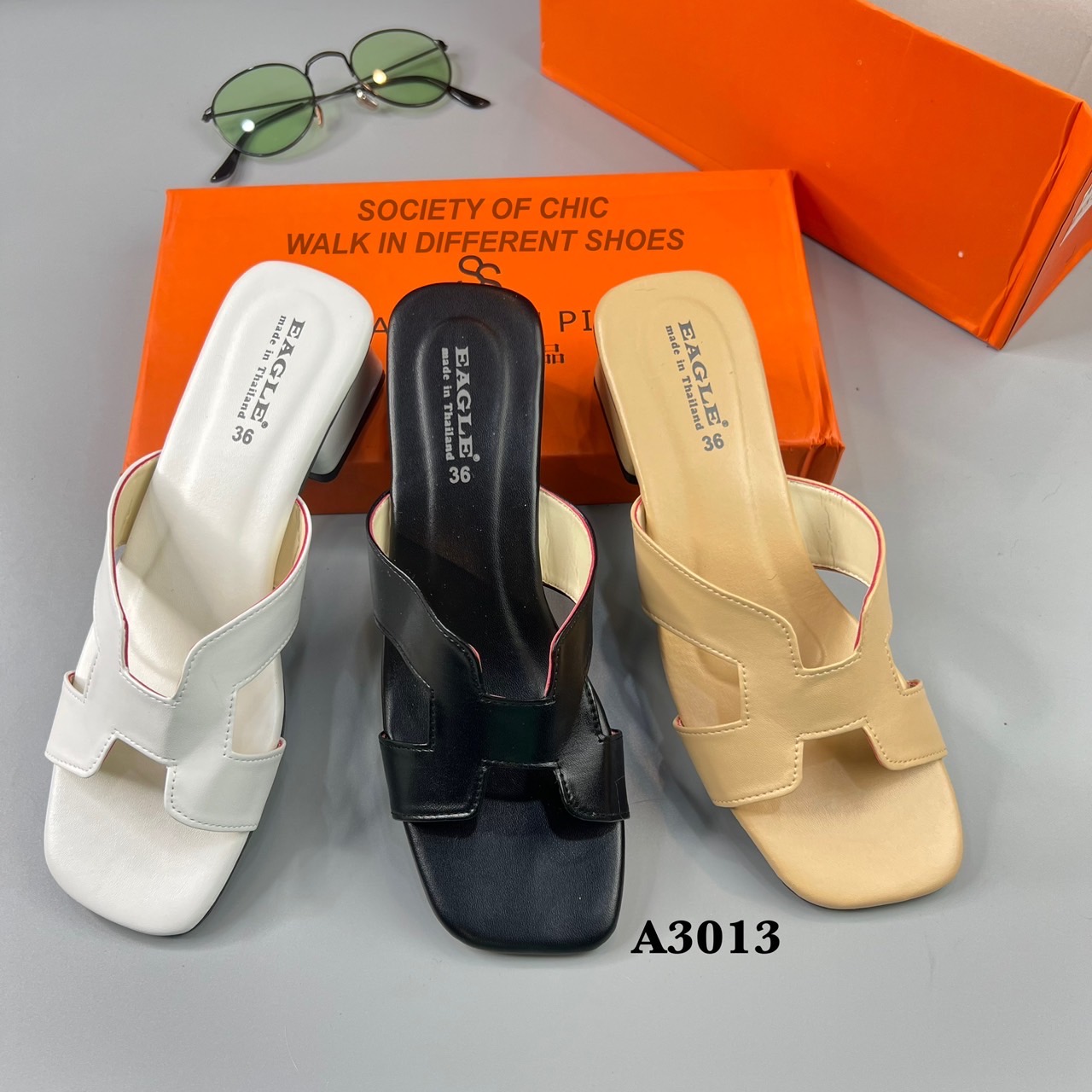 ขายดี ตลอดกาล maxi หน้าสวม H Logo รองเท้าที่หยิบมาใส่ได้บ่อยสุดแบบไม่มีเอาท์ หนังนิ่ม งานสวยใส่สบาย classy มาก ก.ไก่ ล้านตัว พื้นนิ่ม สูงเพียง 2 นิ้ว ใส่เดินยาวๆไปเลยจ้า