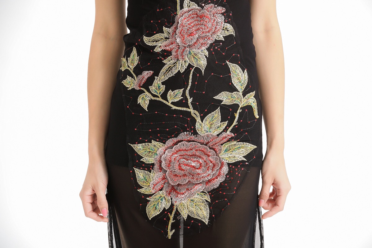 ชุดกี่เพ้ายาว ชุดสาวจีนอินเตอร์ กี่เพ้า จีนประยุกต์ แนวเจ้าพ่อเซี่ยงไฮ้ สีแดงสด ชุดแบบผูกคอ ผ่าสองข้าง พร้อมงานปัก เป็นรูปดอกช่วงกลางตัว งานดี ละเอียด สวยมากๆ คะ สวยสง่า หรูหราและเซ็กซี่อย่างที่สุด ..