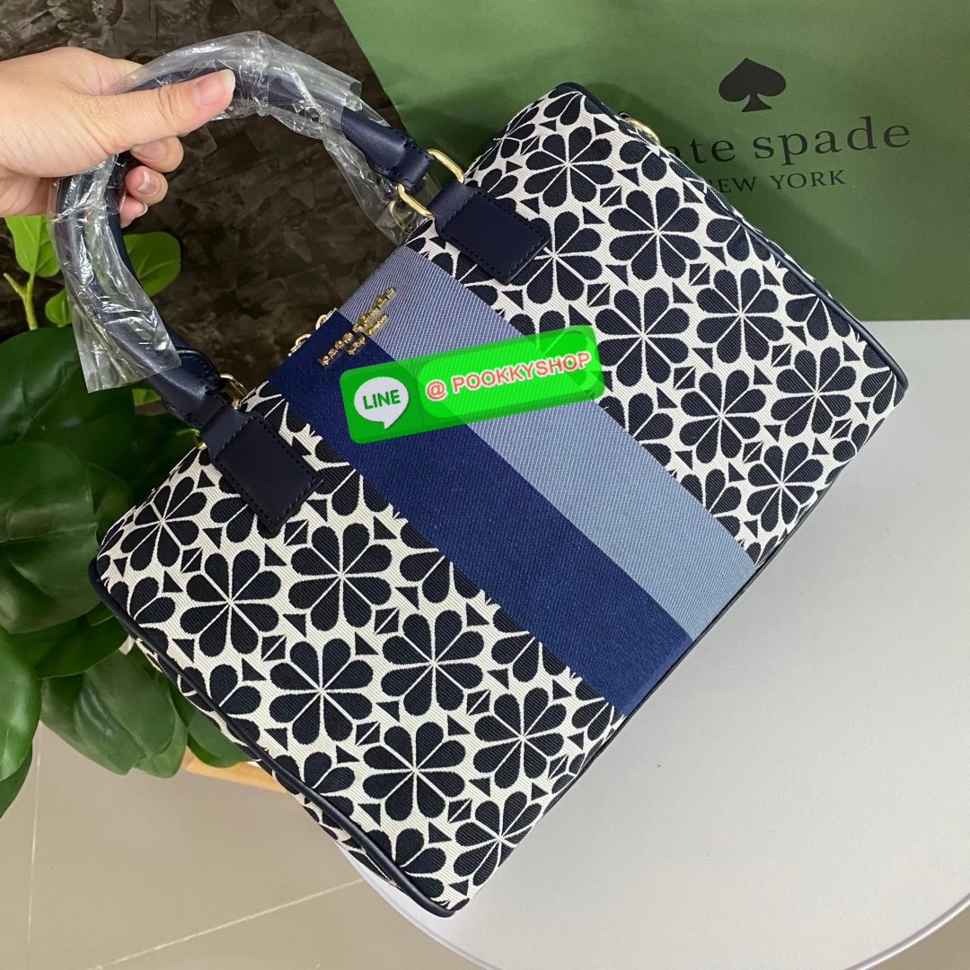 KATE SPADE NEW YORK SPADE FLOWER JACQUARD MANHATTAN DOCTORS BAG กระเป๋าถือหรือสะพายใบใหญ่ทรงหมอน โดดเด่นด้วยลวดลายเอกลักษณ์ทั้งใบ ด้านหน้าตกแต่งด้วยชื่อแบรนด์ เปิด-ปิดกระเป๋าด้วยซิปคู่ ด้านในโล่งกว้าง จุของได้เยอะมากค่ะ มีช่องซิปเล็กและช่องใส่ของจุกจิกค่ะ