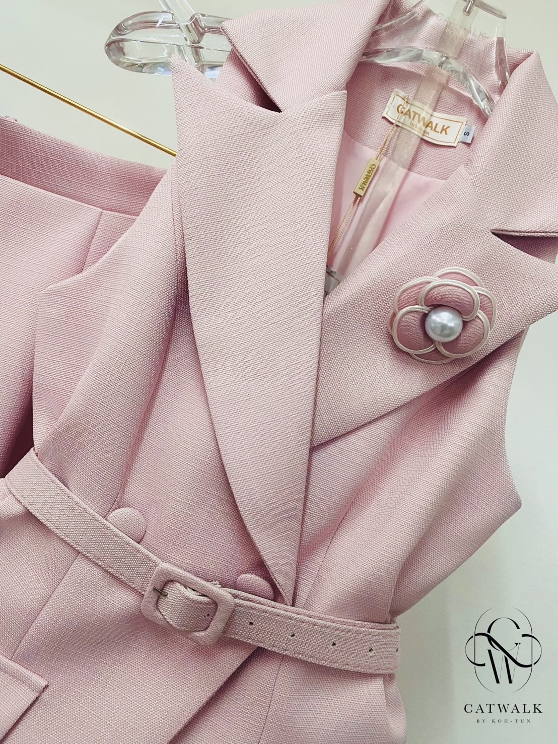 ชุดเซทแฟชั่น เซตสูทแขนกุดเข็มขัด+กระโปรงทรงย้วย เนื้อผ้าเกรดเอ ผ้าทอมีลายในตัว