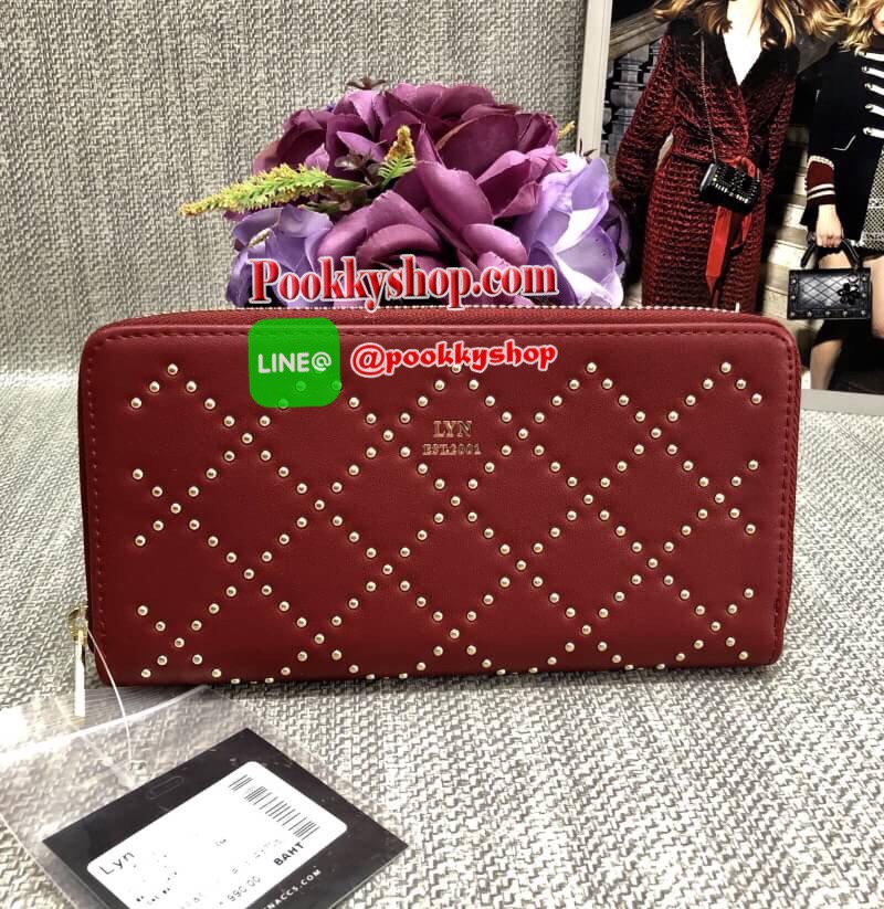 New arrival. LYN ALESSIA LONG WALLET BAG พร้อมส่งรุ่นใหม่ล่าสุดปี 2018 ค่ะ!!! กระเป๋าสตางค์ใบยาวซิปรอบ ตัวกระเป๋าปักหมุดกลมทรงข้าวหลามตัด เก๋มากๆค่ะ เปิดปิดกระเป๋าแบบซิป ภายในแบ่งสามช่อง มีช่องซิปกลาง ช่องหน้าหลังใส่ธนบัตร มือถือพวก iphon ได้ และช่องเสียบ