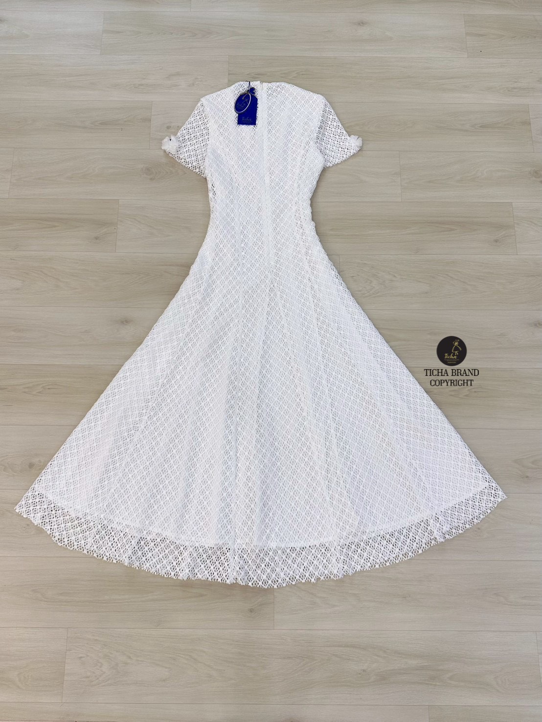 เดรสแฟชั่น Maxi เดรสแขนสั้น สีขาวคอปีน ดีเทลช่วงอกเย็บติดดอกไม้3Dทรงเข้ารูป