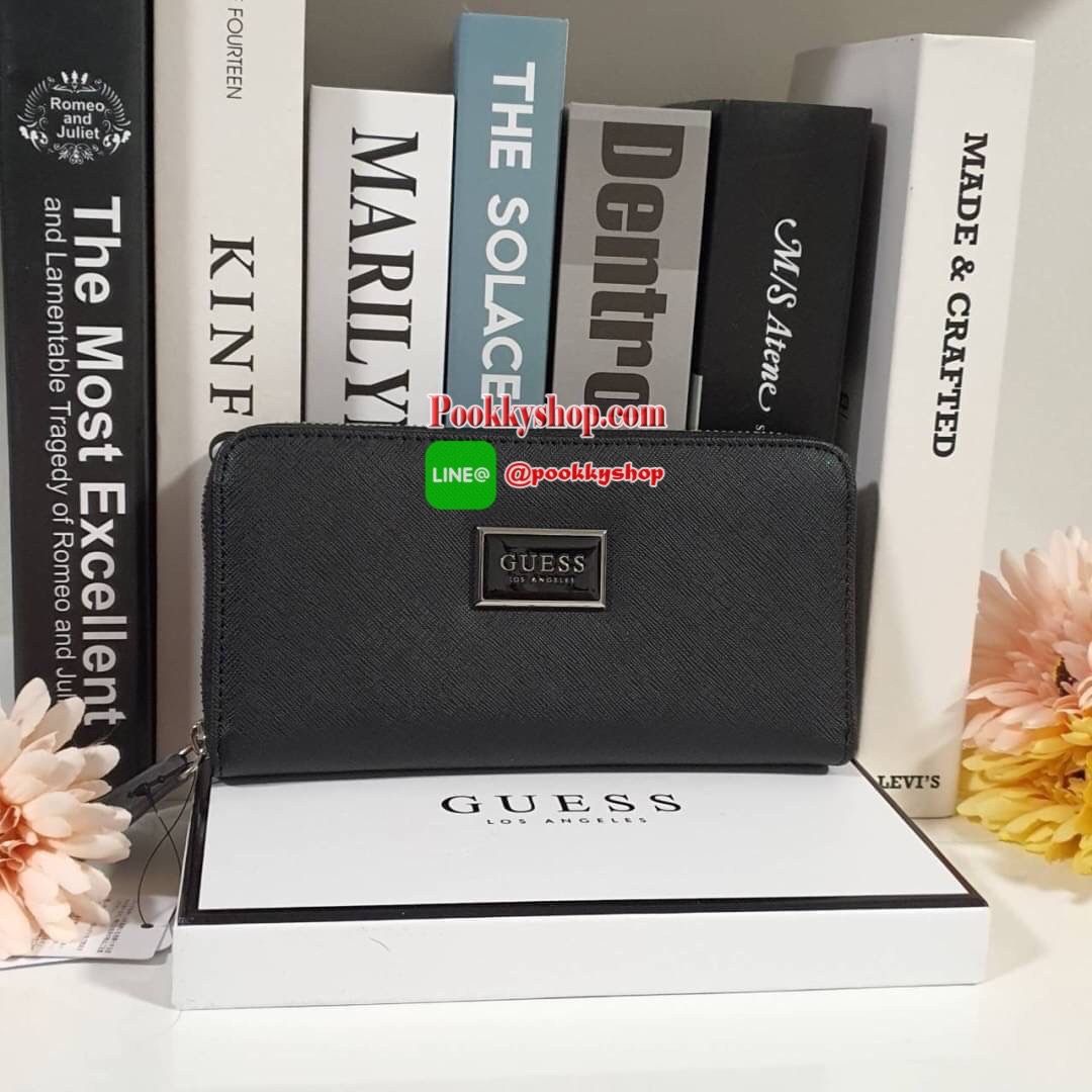 GUESS WOMEN'S WALLET กระเป๋าตังค์แบบซิปรอบ หนังลาย SAFFIANO ประดับโลโก้แบรนด์ด้านบน ด้านในมีซิปกลาง ไว้ใส่เหรียญ มีช่องใส่บัตรหลายช่อง ช่องใส่ธนบัตรมี2ช่องใหญ่ น้ำหนักเบา อุปกรณ์ครบ ห้ามพลาดค่า!