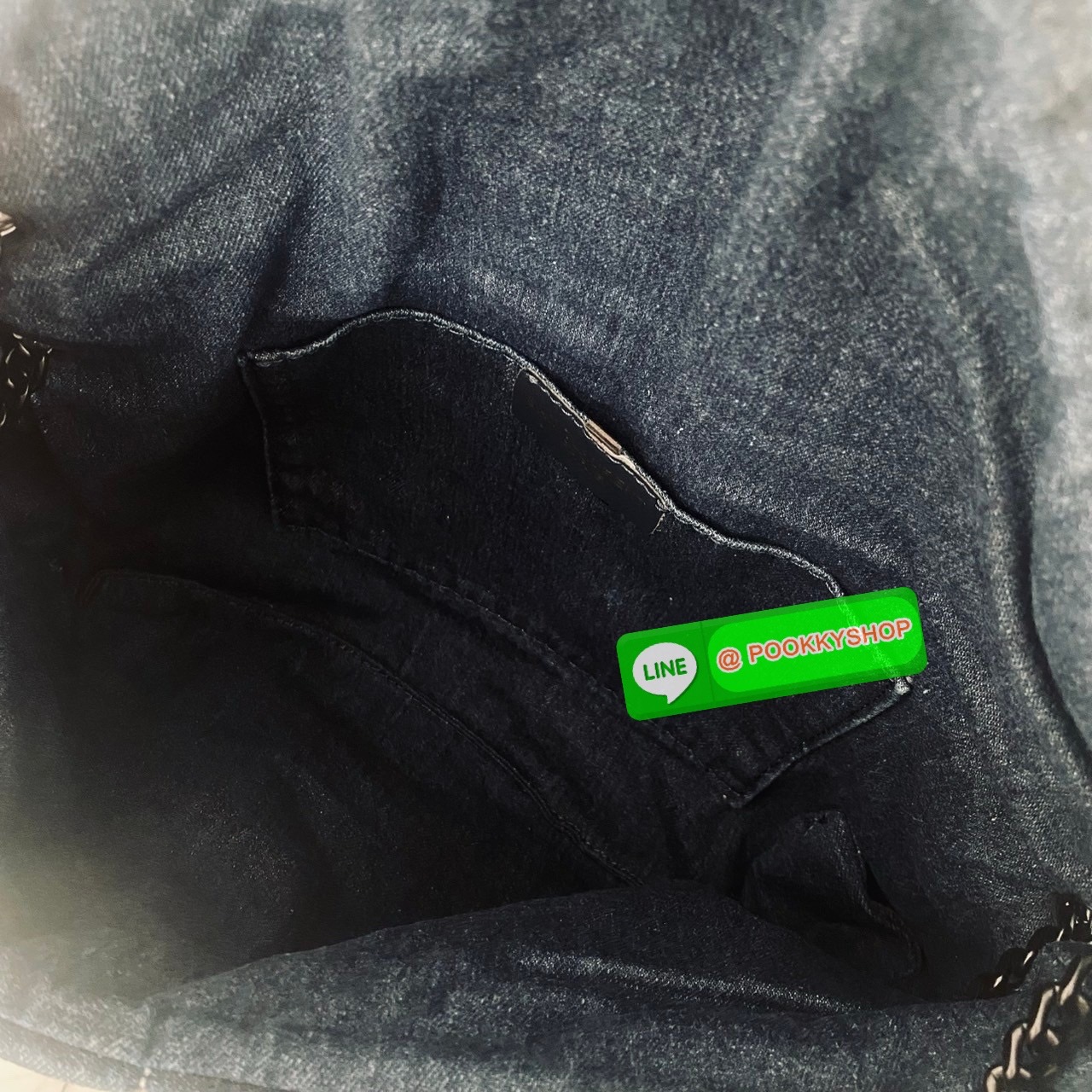 YSL Puffer denim shoulder bag กระเป๋าสะพายเดนิมฟอก สวยเท่ห์คลาสสิกลายเชฟล่อนเป็นเอกลักษณ์ รุ่นเดนิมยอดนิยม ทรงสวย ใช้ได้บ่อยไม่มีเบื่อ ดีไซน์เรียบหรู ออกแบบมาให้ใช้งานได้สะดวกด้วยกระดุมแม่เหล็ก พับทรงเข้ารูป ภายในโล่งกว้าง มีช่องซิป สามารถจุของสำคัญได้อย่