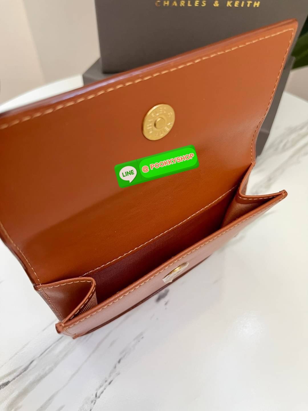 Snap Button Mini Short Wallet กระเป๋าเงินใบกลางหนังเรียบใบสวย จับถนัดมือ เปิดปิดแบบกระดุมแม่เหล็ก เป็นช่องใส่เหรียญ/บัตร และช่องใหญ่ใส่แบงค์เปิดปิดแบบกระดุม มีช่องใส่การ์ด 7 ช่อง และช่องใส่แบงค์ 2 ช่องใหญ่ ใส่แบงค์1000 แบบไม่พับได้เลยค่ะ แนะนำไปใช้กับกระเ