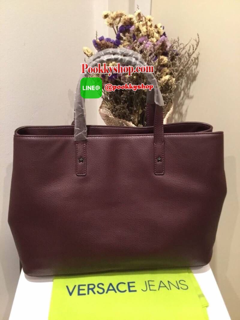 VERSACE JEANS TOTE BAG(VJ) กระเป๋าสะพายจากแบรนด์ดัง วัสดุ PU คุณภาพดี นิ่ม ด้านหน้าตกแต่งด้วยโลโก้แบรนด์สวยโดดเด่น ด้านในโล่งกว้าง มีช่องซิปและช่องใส่ของหลายช่อง ซับในลายแบรนด์ รุ่นนี้มาพร้อมกระเป๋าใบเล็กสำหรับใส่ของจุกจิกอีก1ใบ แยกใช้ได้ สาวๆที่ชอบใบใหญ่