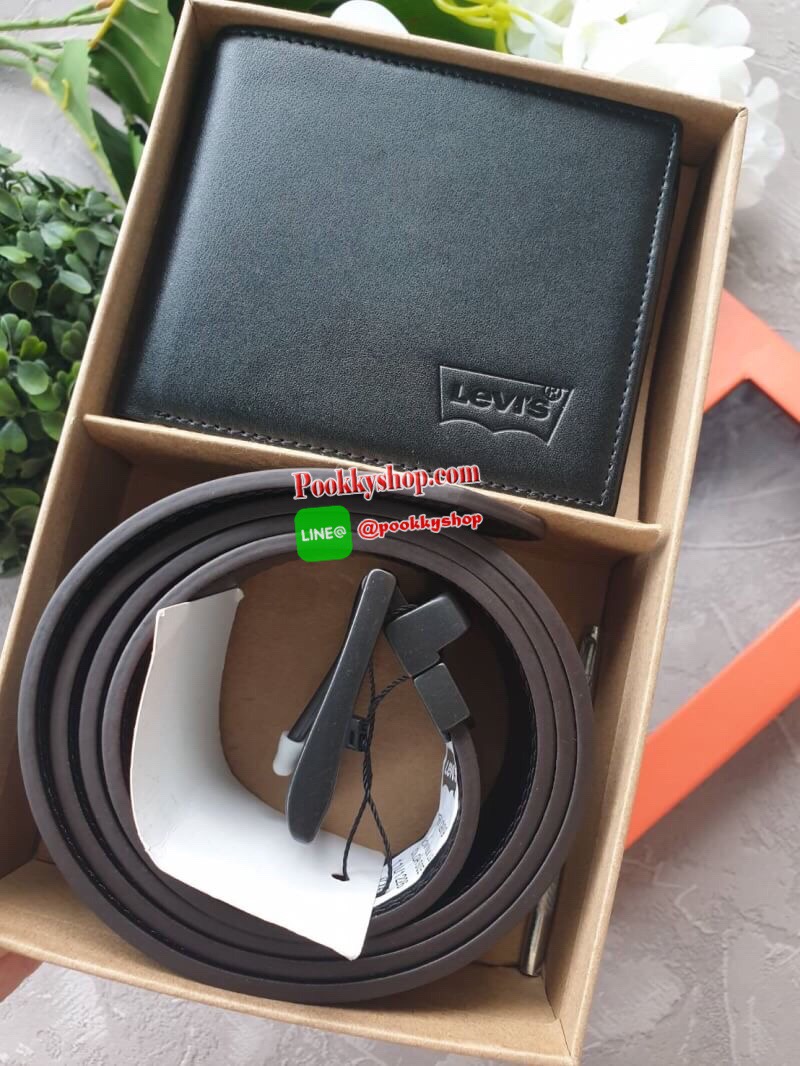 NEW ARRIVAL!! LEVI’S REAL LEATHER BELT & WALLET VALUE PACK ซื้อ1ได้ถึง2ใบ! เซทสุดคุ้ม! ได้ทั้งกระเป๋าสตางค์พับสองตอนและเข็มขัด วัสดุหนังวัวแท้ กระเป๋าสตางค์ปั้มโลโก้ด้านหน้า ภายในมีช่องใส่บัตร ช่องใส่ธนบัตร 2 ช่อง แยกเป็นสัดส่วน เข็มขัดด้านหนึ่งสีดำอีกด้า
