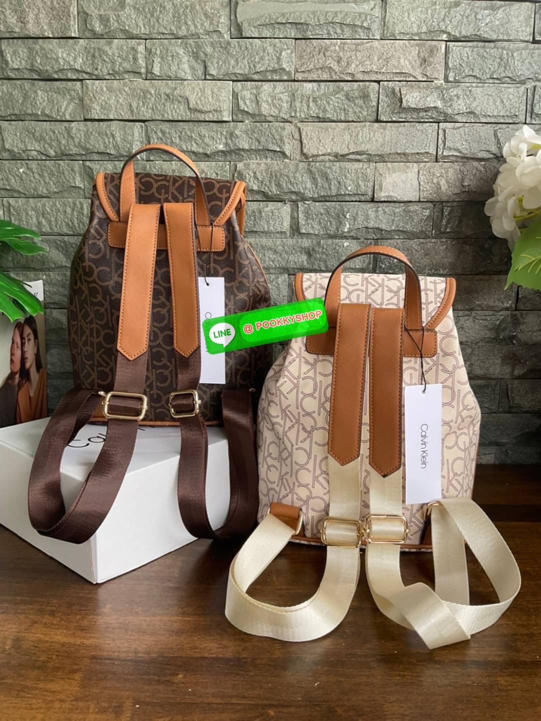 Calvin Klein Monogram Backpack Must Have!! 💕เป็นอีกหนึ่งรุ่นของมันต้องมี สวยหรูดูแพงมาก สำหรับรุ่นนี้ และมีฟังชั่นช่องการใช้งานที่น่าใช้ที่สุด!!! 💕 กระเป๋าสะพายเป้รุ่นใหม่ชนช้อป รุ่นยอดนิยม วัสดุ PVC คุณภาพดี หนังนิ่มสวย ฐานกระเป๋าแข็ง ตั้