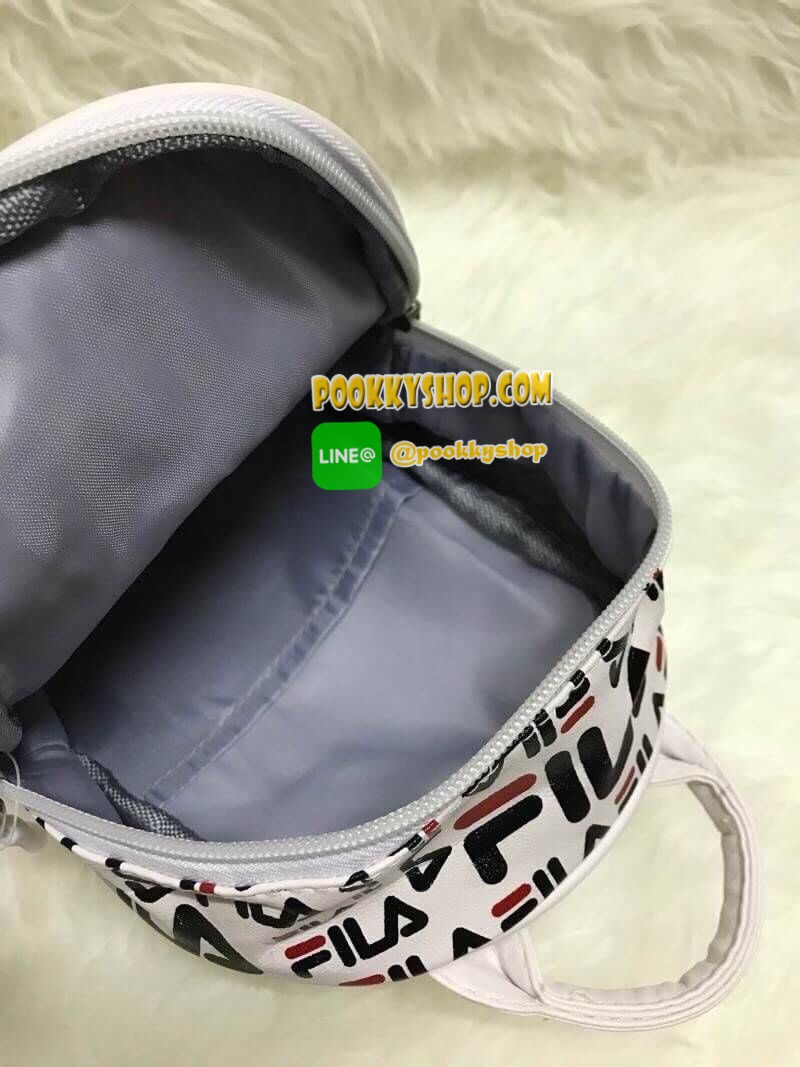 Fila mini Backpack กระเป๋าเป้สะพายหนัง ขนาดมินิ ที่สามารถเป็นได้ทั้งทรงถือ / สะพายเป็นเป้หรือไหล่และคาดอกได้ สี่สไตล์ สกรีนโลโก้แบรนด์ครึ่งใบ ด้านหน้ามีซิปใส่ของจุกจิกได้ ช่องใหญ่เปิดปิดด้วยซิปคู่ ภายในมีช่องเล็กอีก1ช่อง มาพร้อมสายสะพาย2เส้นปรับได้ฟรีไซส์