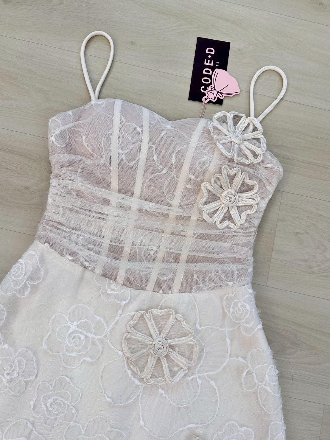 เดรสแฟชั่น มินิเดรสสายเดี่ยวสีขาว ดีเทลแต่งผ้ามุ้งลายดอกไม้ทั้งชุด