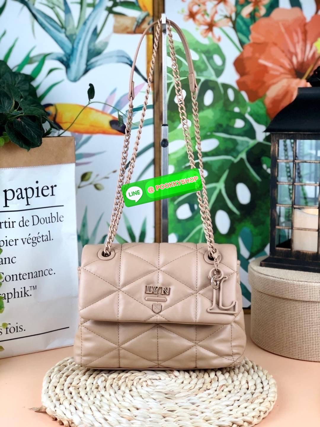 แท้ 💋 Outlet New! LYN TRINITY HANDBAG กระเป๋าสะพายข้าง/ครอสบอดี้ใบสวย วัสดุหนังเดินด้ายลายสามเหลี่ยมทั้งใบ พร้อมพวงกุญแจ(ถอดได้) เปิดปิดแบบกระดุมแม่เหล็ก ด้านในมีช่องซิปเล็ก 1 ช่อง รุ่นนี้สามารถใส่ iPhone plus และกระเป๋าเงินใบกลางได้ค่า สายยาวเป็น