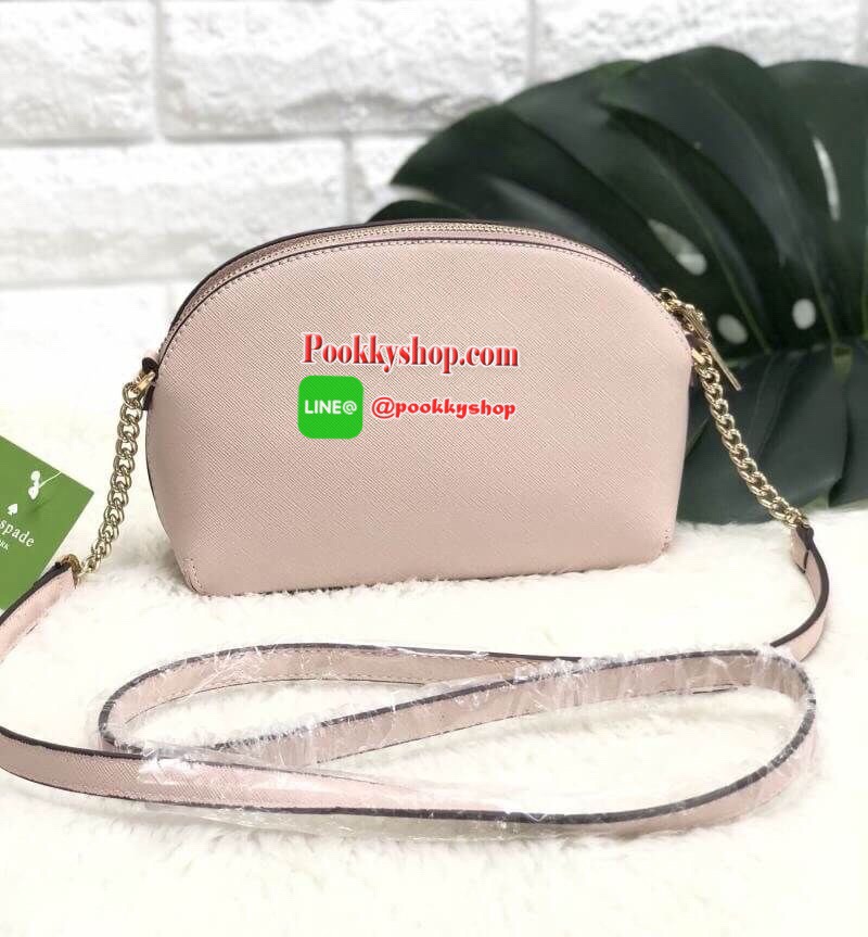 Kate Spade new york Cameron Street Crossbody With Zip Bag พร้อมส่งค่ะ!!! มีพร้อมส่งถึง 9 สีจ้า กระเป๋าสะพายข้างหรือแบบครอสบอดี้ร์ ลายหนังซาฟเฟียโน่ ทรงน่ารัก ใบจริงน่าใช้มากๆค่ะ ด้านหน้าติดโลโก้แบรนด์ มีช่องแม่เหล้กให้ใส่ของหนึ่งช่อง เปิดปิดช่องหลักแบบซิป