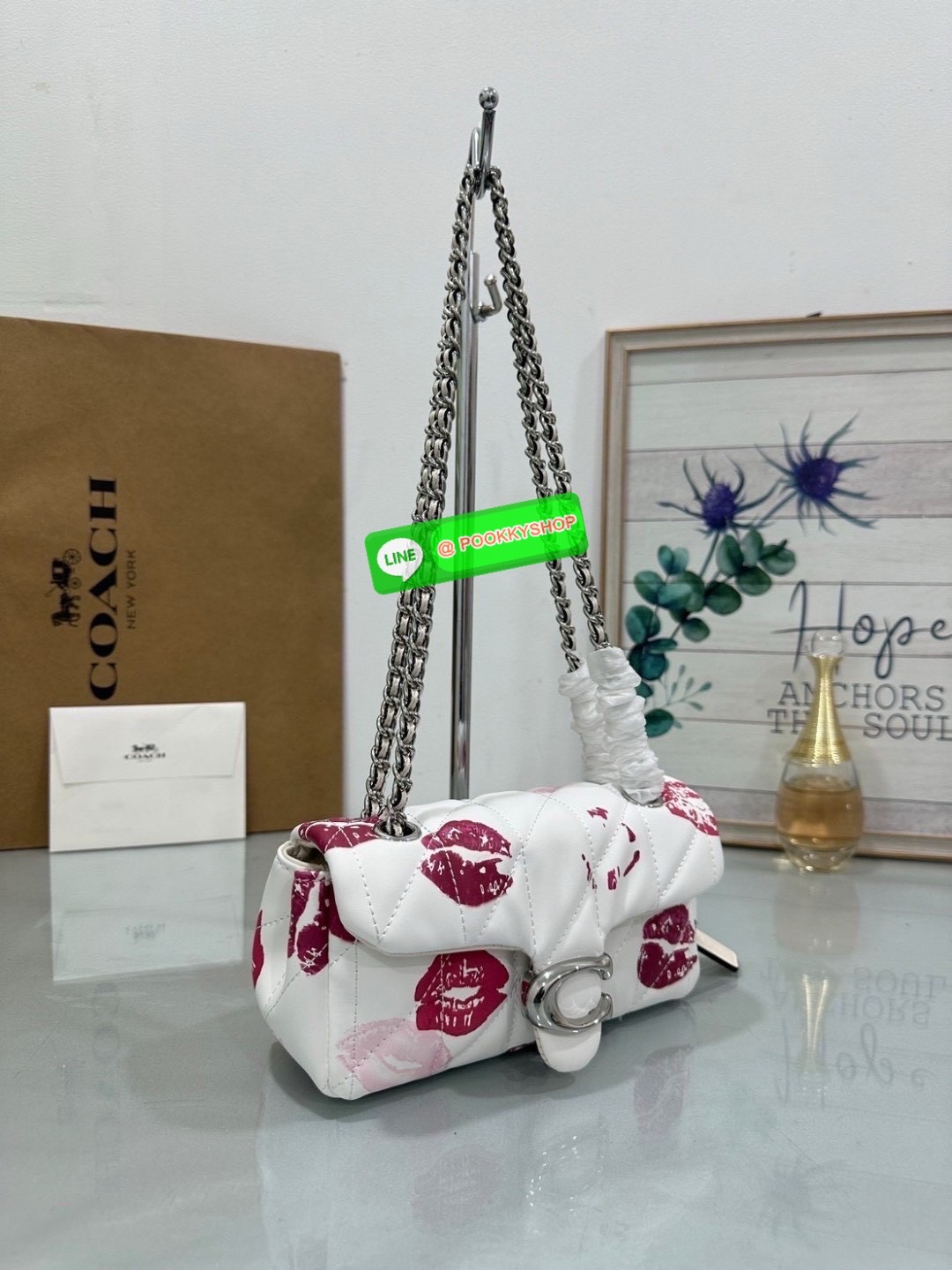 Coach CR114 – Tabby Shoulder Bag 20 With Quilting And Lip Print ไอเทมสุดจี๊ดจาก Coach USA ที่ห้ามพลาด! รายละเอียดสินค้า: • วัสดุ: หนังแกะนัปป้า (Nappa Leather) นุ่มหรูระดับพรีเมียม • ลวดลาย: ลิปปริ้นท์ (Lip Print) ลิมิเต็ดสุดปัง