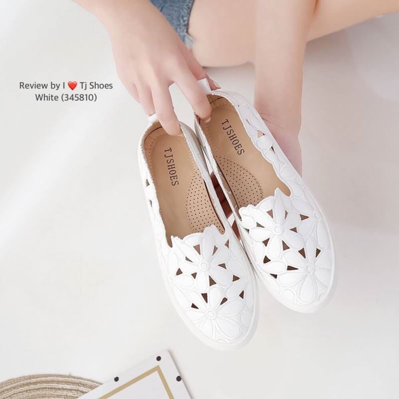 พร้อมส่งรองเท้าเพื่อสุขภาพ ที่ทั่งเกร๋ทั้งน่ารักสุดๆ รองเท้ารุ่นนี้เป็นงานสั่งทำพิเศษ หนังนิ้มนิ่ม ฉลุลายน่ารักๆ มีรูระบายอากาศใส่แล้วเท้าไม่อับ น้ำหนักเบา ใส่นุ่มเดินทั้งวันได้สบายมากๆ แมทกับชุดอะไรก็เกร๋ก็น่ารักสุดๆ เป็นรุ่นแนะนำ ซื้อไปรับรองไม่ผิดหวัง