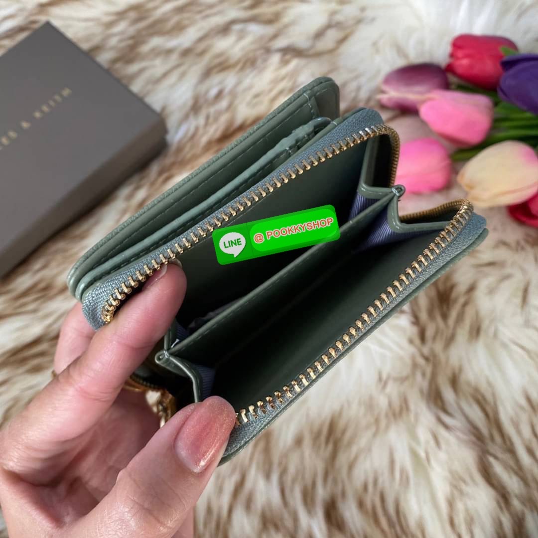 CHARLES & KEITH COMPACT WALLET กระเป๋าตังใบสั้นฟังก์ชันครบ!! ด้านหน้ามีโลโก้แบรนด์ มีช่องซิปใส่เหรียญ เปิดปิดแบบกระดุม ด้านในมีช่องใส่การ์ด 16 ช่อง มีช่องใส่ธนบัตรตามยาว ไม่ต้องพับแบงค์ค่า คุ้มมากๆเลยใบนี้