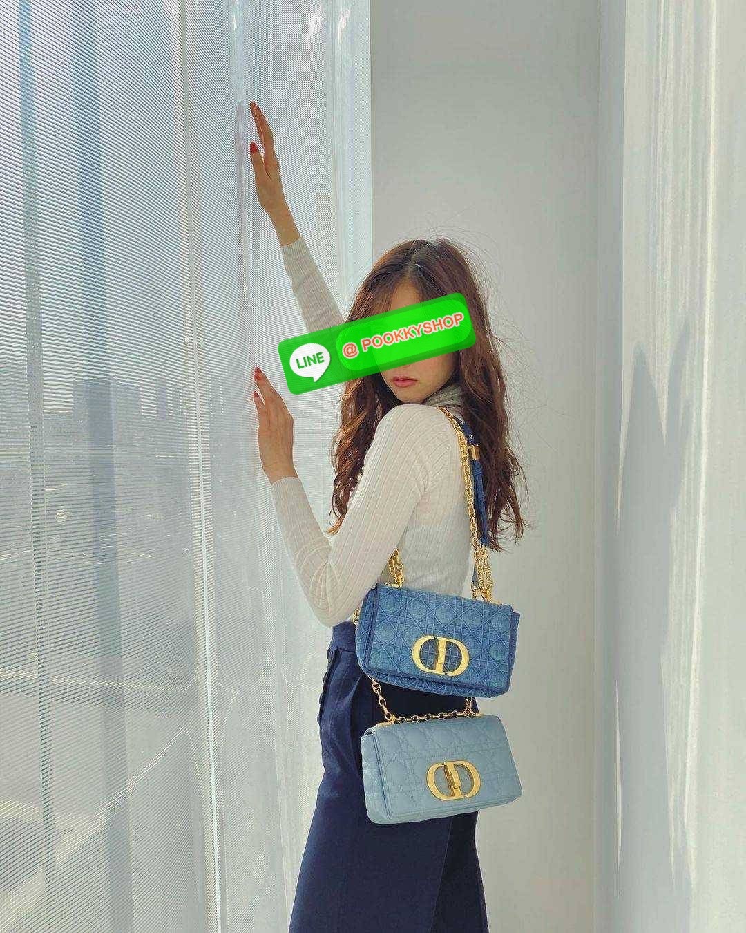 NEW IN CD SMALL CARO SHOULDER BAG กระเป๋าสะพายข้างพรีเมี่ยมกิ๊ฟทรงสวย ดีไซน์ย้อนยุค ที่รอบนี้โดดเด่นเป็นเอกลักษณ์มากๆ ดีไซน์สีเดนิมคลาสสิค เปิด-ปิดด้วยอะไหล่บิดล็อค หรูหรา ใช้งานง่าย วัสดุผ้าเดนิมทนทาน ภายในเป็นช่องโล่ง มีช่องย่อย ด้านหลังก็ยังมีช่องใส่บั