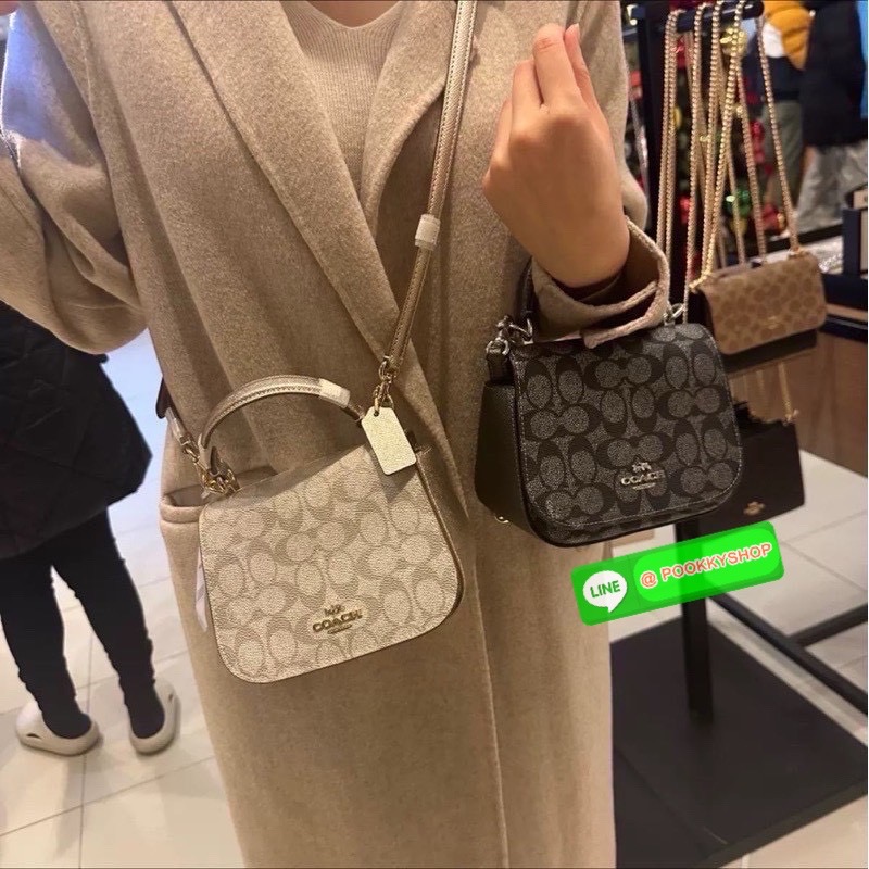 COACH CX575 – Mini Lillie Carryall “เล็กหรู ใช้ง่ายทุกโอกาส 🖤✨ COACH CX575 Mini Lillie Carryall ที่แมตช์ง่าย ใบเดียวก็ครบทั้งวันทำงานและวันเที่ยว”