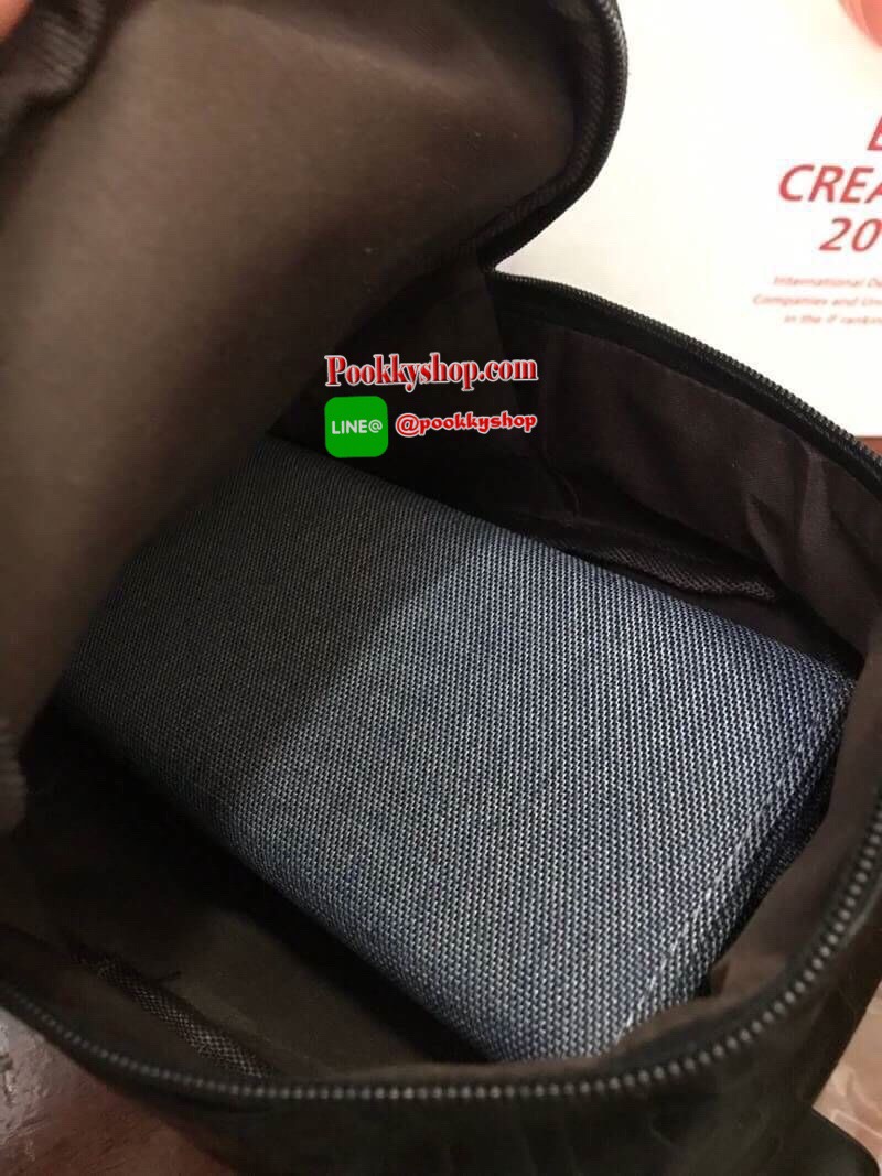 FILA 2WAY MINI BACKPACK กระเป๋าเป้หรือสะพายข้างสไตล์ Sport รุ่น Limited Edition ขนาดมินิ กำลังดี หนังนิ่มตั้งอยู่ทรง กันน้ำและน้ำหนักเบา ด้านหน้าสกรีนโลโก้แบรนด์ ด้านหน้าช่องซิปใส่ของจุกจิก ช่องหลักเปิดปิดด้วยซิปสะดวกใช้ หัวซิปแบรนด์ ภายในมีช่องใส่ของ หูจ