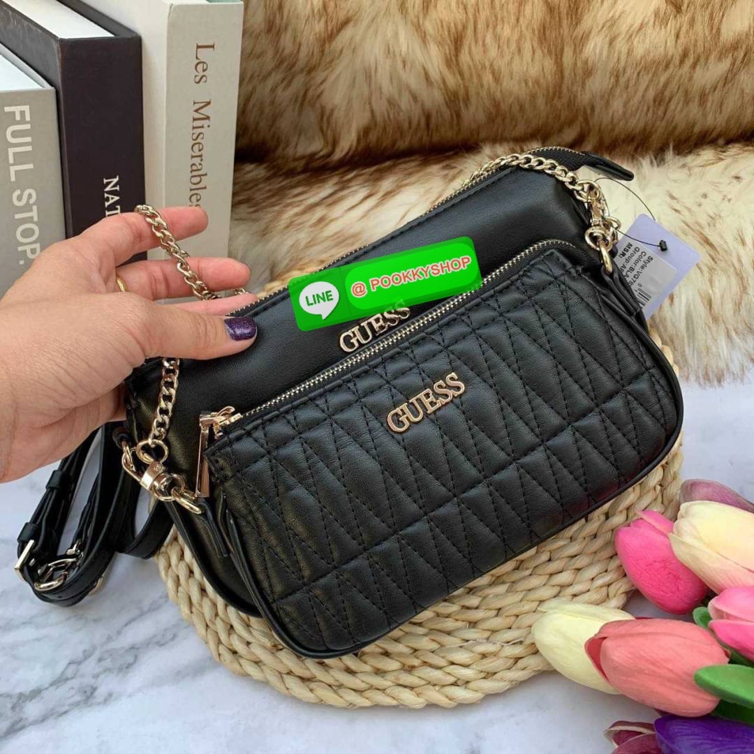 Guess ซื้อ 1 ได้ถึง 2 วัสดุหนัง PU เนื้อนิ่ม มาพร้อมสายสะพาย 2 เส้น สายโซ่สั่นสำหรับสะพายคล้องไหล่ และสายหนังยาวสะพายคลอสบอดี้สามารถปรับระดับได้ สวยได้หลายลุค คุ้มสุดๆจ้า