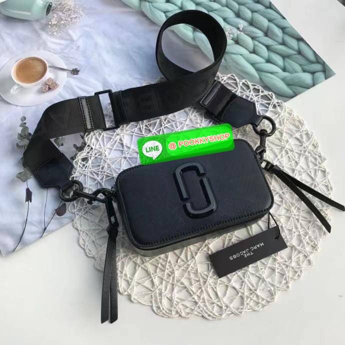 March Jacop Snapshot MJ Cross Body Bag กระเป๋าสะพายข้าง วัสดุหนัง Saffiano ด้านหน้าประดับด้วยโลโก้ J อันเป็นสัญลักษณ์ของแบรนด์ อะไหล่ทองหรูหรา มาพร้อมสายสะพายโลโก้แบบปรับได้ แบ่งเป็น2ช่องซิป ใบนี้คือเรียบหรูแต่ดูดีมาก ไม่ควรพลาดเลยค่า