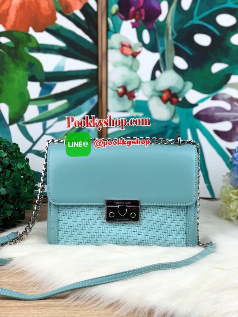 New arrival!! CHARLES & KEITH WOVEN DETAIL CLUTCH กระเป๋าสะพายอยู่ทรง ด้านหน้าเล่นดีเทลแต่งลายสายน่ารักมากๆ ด้านหลังมีช่องใส่บัตรได้ เปิดปิดด้วยตัวกดล็อก ด้านในจุของได้เยอะทีเดียวค่ะ ใส่ iPhone plus/ กระเป๋าเงินใบกลางได้สบายๆ สายสะพายยาวปรับได้ 5 ระดับเลย