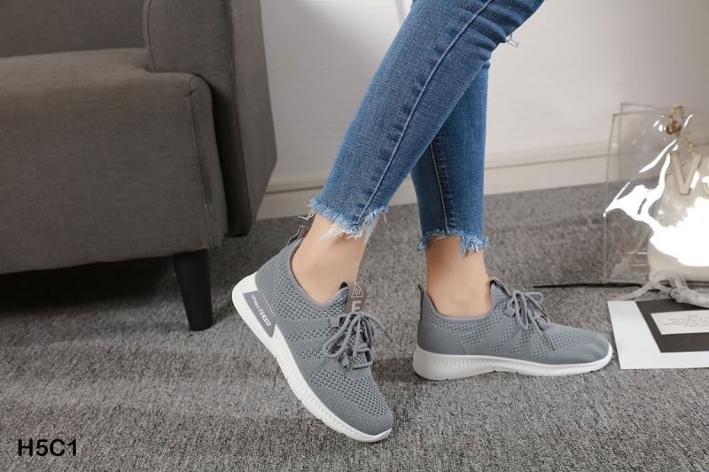 สินค้าพร้อมส่ง มาใหม่จ้าา รองเท้าผ้าใบแฟชั่น งานผ้าระบายอากาศ แต่งเชือกเพิ่ม ความกระชับจ้า พื้นยางขอบยางกันลื่น งานสวย ลุคหวาน เท่ห์ ลงตัวจ้าา