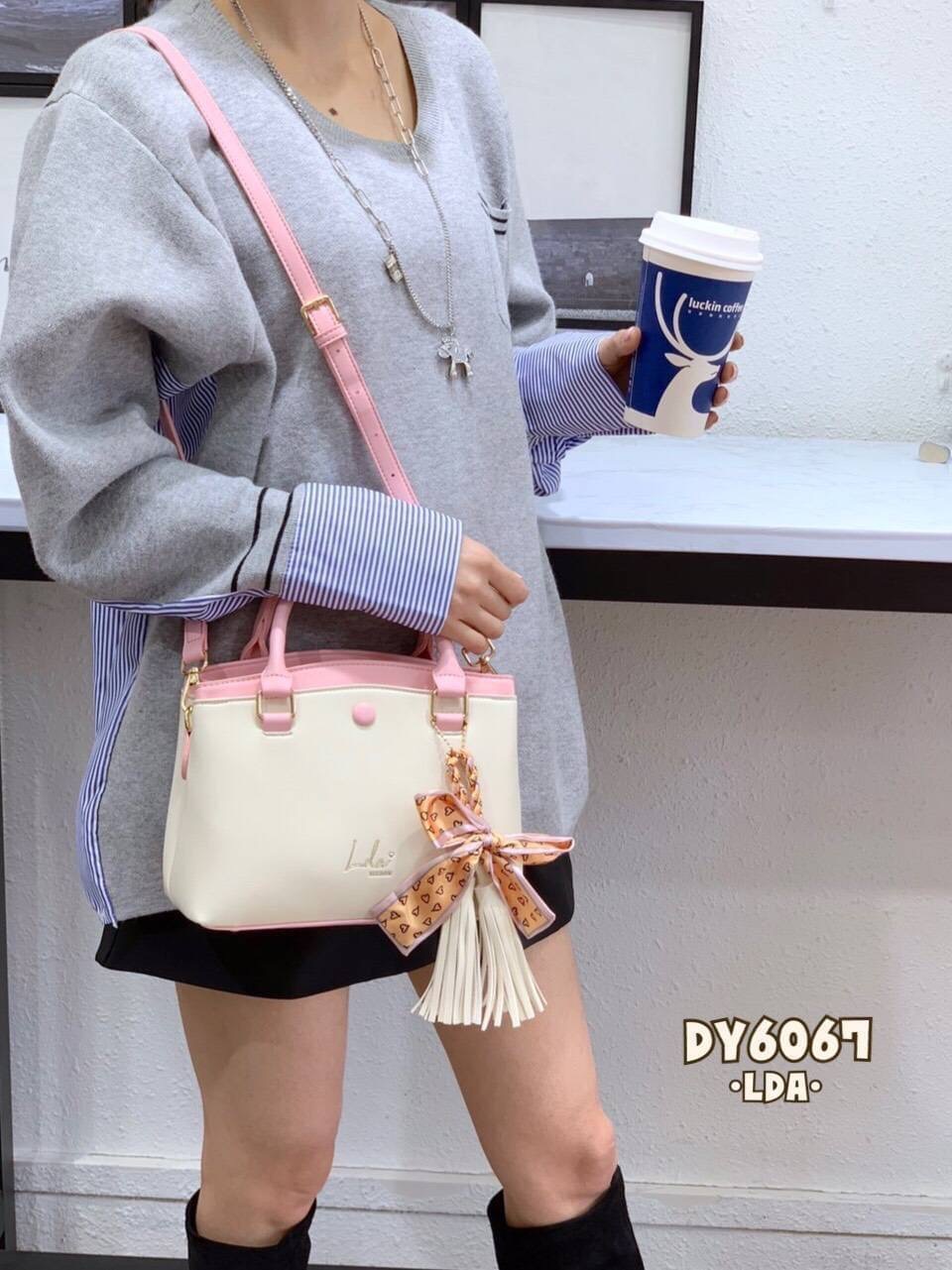 LDA BAG รุ่นใหม่ ทรูโทน งานสวยมาก!! แบรนด์แท้ 💯 หนังสวย สไตล์เรียบหรูดูดี ด้านหน้าปั้มแบรนด์ LDA ภายในกว้าง มี3 ช่องใช้งาน ใบใหญ่จุของได้เยอะมาก ดีไซส์ทรงสวยเก๋ มี 2 สาย สายสปอร์ต/สายหนัง ถือได้/สะพายได้ สายหนังปรับระดับได้ แบบสวย ทรงคลาสสิค สีสวย