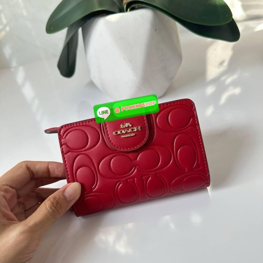 Coach Medium Corner Zip Wallet With Signature Leather 🔖กระเป๋าตังใบกลาง คอลเลคชั่นใหม่ หนังนิ่ม ลายC นูน สวยมาก 🔖วัสดุ: หนังแท้ 🔖เปิด - ปิดแบบกระดุม มีช่องใส่แบงค์ ใส่ธนบัตรได้ทุกชนิด ช่องใส่บัตร ใส่เหรียญ