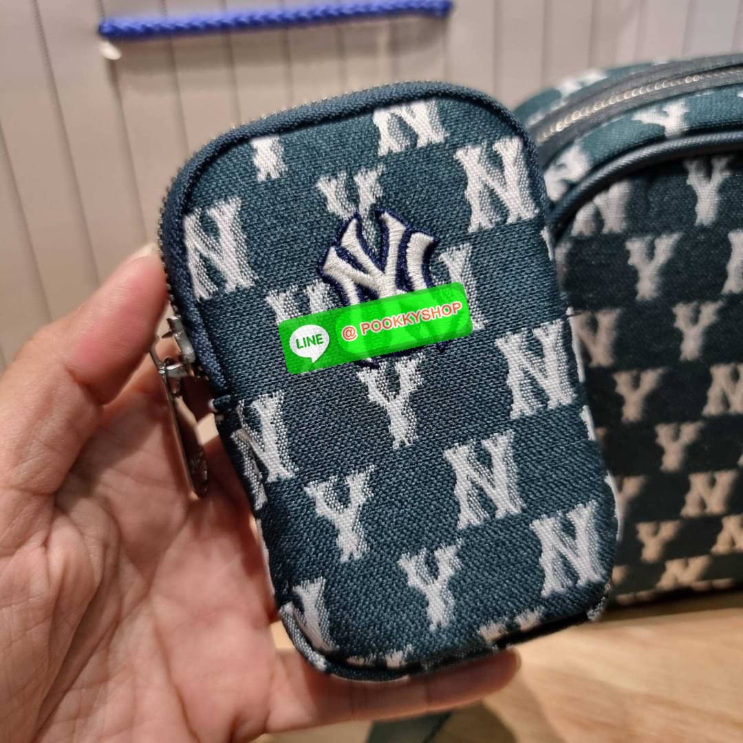 MLB JACQUARD MONOGRAM CROSSBODY BAG ฉุดไม่อยู่ ดาเมจแรงมาก!! กับกระเป๋าครอสบอดี้ ที่สายเกาต้องมี!! ดีไซน์ลวดลายโมโนแกรมเอกลักษณ์ ลงบนผ้า jacquard ได้อย่างลงตัวและสวยงาม เปิด-ปิดด้วยซิป ภายในโล่งกว้าง จุของสบายๆ มาพร้อมใบลูก และสายสะพายข้าง ให้ความคล่องตัว