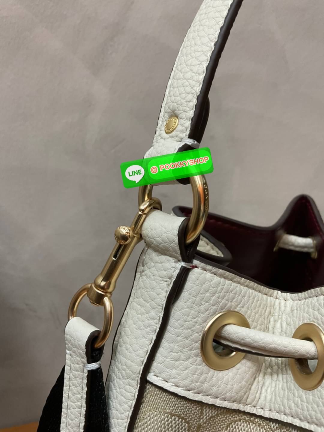 New arrival! 🌈น้องใหม่ล่าสุด สวยหรู ดูดีมากๆค่ะ! COACH DEMPSEY DRAWSTRING BUCKET BAG ((C4100//C4102)) พร้อมส่งที่ไทยค่ะ! กระเป๋าทรงขนมจีบ หนังแท้นิ่มสวยมากๆค่ะ จุดเด่นด้านหน้าปั้มโลโก้แบรนด์ ปากกระเป๋าแบบหูรูดใช้งานง่าย ภายในสามารถใส่ของจำเป็นในชี