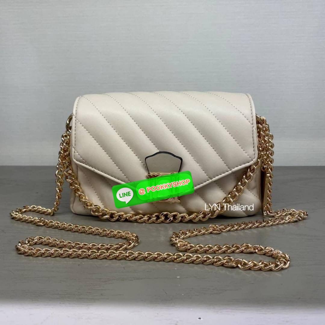 Lyn กระเป๋าทรงน่ารักปุ๊กปิ๊ก สายสะพายโซ่ทอง เปิดปิดด้วยกระดุมแม่เหล็ก ฐานกว้างใส่ของได้เยอะ