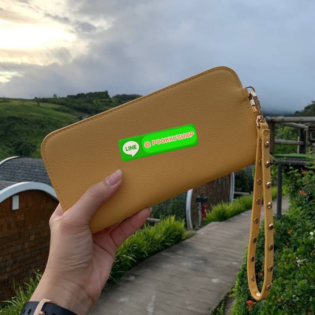 Charles & Keith Classic Zip Around Wallet กระเป๋าาสตางค์ใบยาว ซิปรอบ ด้านในมีช่องใส่บัตรหลายช่อง มีช่องใส่ธนบัตร และช่องซิปใส่เหรียญค่ะ มาพร้อมสายคล้องข้อมือ ตกแต่งด้วยหมุด