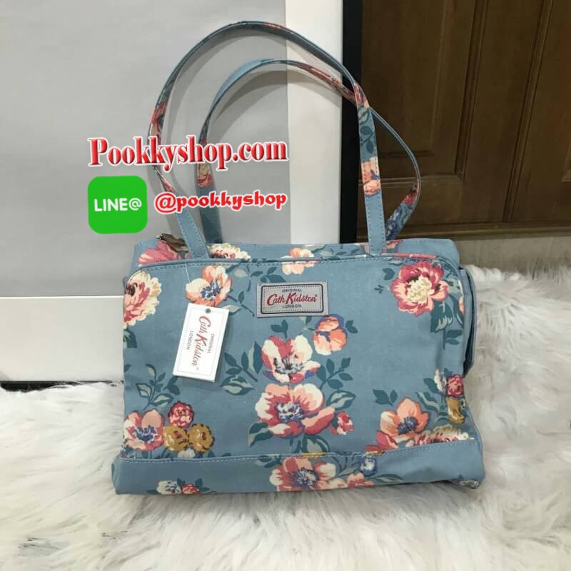 Cath kidston multi pocket tote bag มองหากระเป๋าสะพายไหล่อยู่ไหมคะ ใบนี้ตอบโจทย์เลยค่ะ ขนาดกำลังดี สะพายไหล่ได้พอดีไม่รั้งแขน แถมมีหลายช่อง มีซิปมิดชิด นับว่าเป็นใบที่สะดวกในการใช้งานมากๆค่ะ ช่องหลักบุผ้าลายเดียวกับด้านนอกอย่างดีค่ะ สามารถใส่ไอแพด และสมุดโ