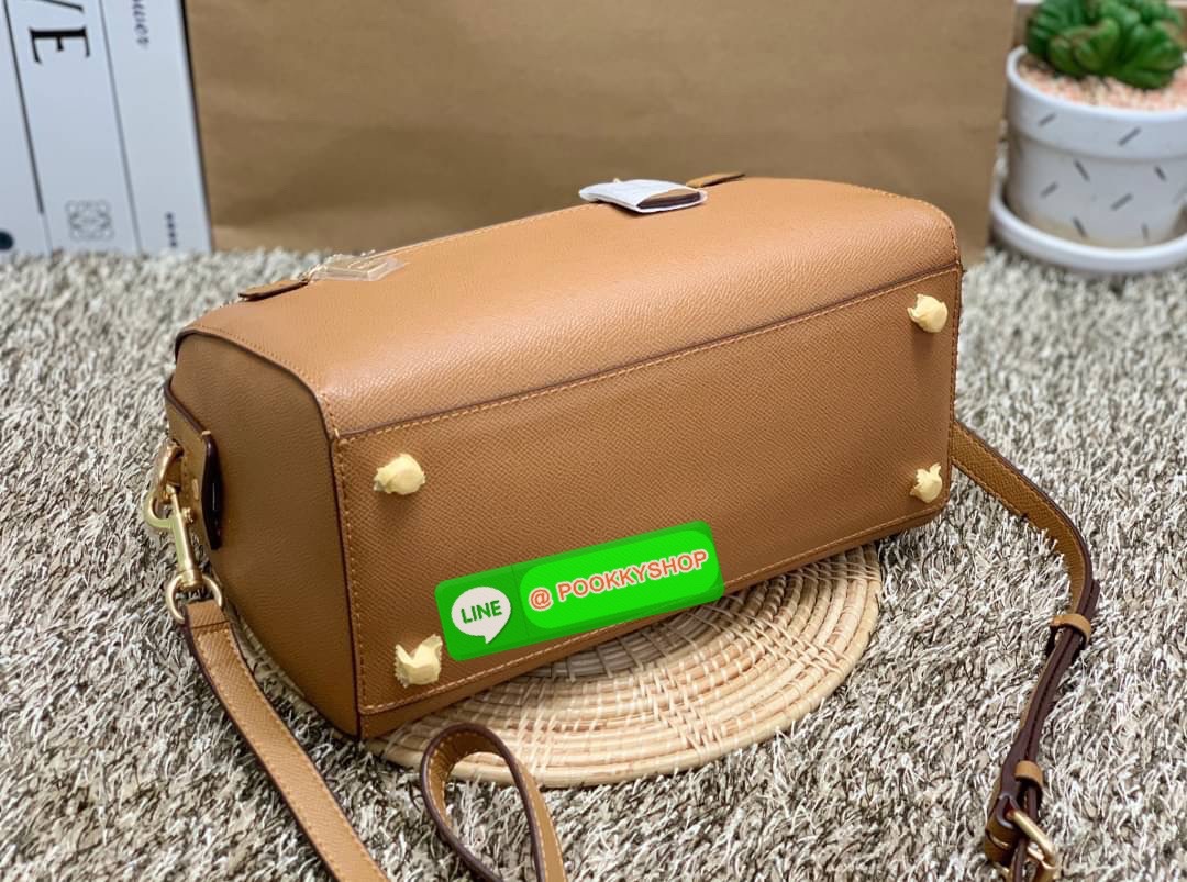 New in!! เข้าแล้วสีที่สาวๆรอคอยกันมานาน ห้ามพลาด COACH ROWAN SATCHEL ((79946)) พร้อมส่ง สิ้นสุดการรอคอย ห้า พลาดค่า! กระเป๋าหิ้ว//คล้องมือ//สะพายข้างได้ หนังแท้ลายหนังสวย ทรงสวย หรูดูผู้ดีมาแต่ไกลเลยค่าา ด้านหน้ามีช่องซิปให้ใส่ของจุกจิก ปากกระเป๋าแบบซิป ภ